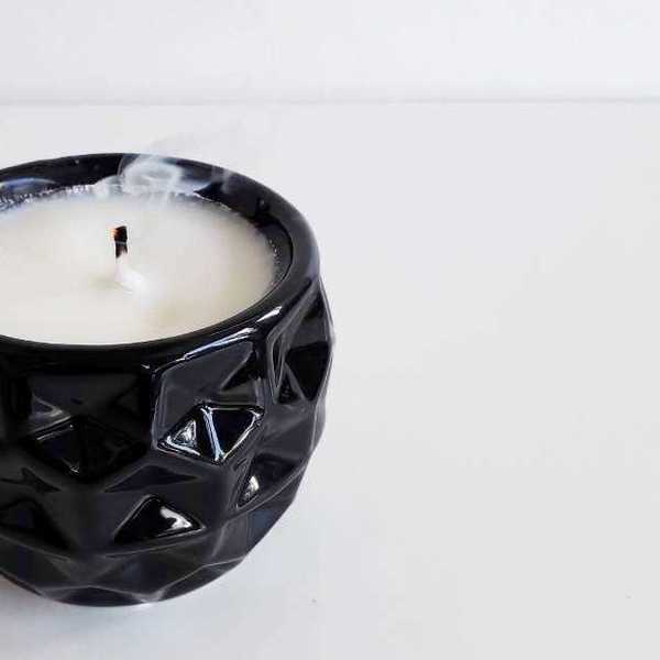 Χειροποίητο αρωματικό κερί σόγιας σε μαύρο σκαλιστό ποτήρι - αρωματικά κεριά - 3