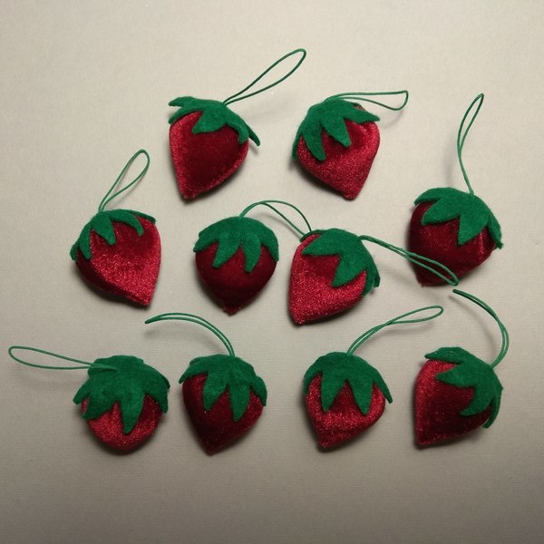Διακοσμητικές κρεμαστές φράουλες - στολίδια