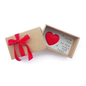 Ευχετήρια Κάρτα in a ΒΟΧ Love you to the Moon and Back 7,6 x 12,3 x 4,9 cm. Σπιρτόκουτο The Pink Feather - καρδιά, επέτειος, κάρτα ευχών, δώρα αγίου βαλεντίνου