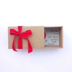 Ευχετήρια Κάρτα in a ΒΟΧ Love you to the Moon and Back 7,6 x 12,3 x 4,9 cm. Σπιρτόκουτο The Pink Feather - καρδιά, επέτειος, κάρτα ευχών, δώρα αγίου βαλεντίνου - 3