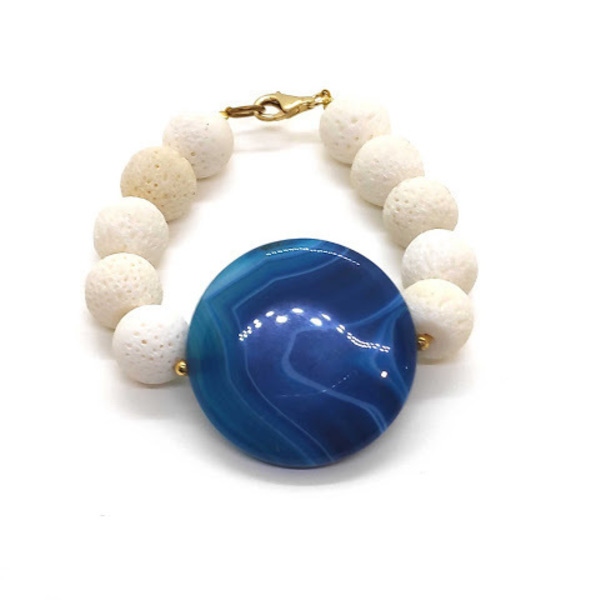 Βραχιόλι με φυσικό ακατέργαστο λευκό κοράλλι και μεγάλο μπλε αχάτη. - ημιπολύτιμες πέτρες, αχάτης, κοράλλι, επιχρυσωμένα, σταθερά