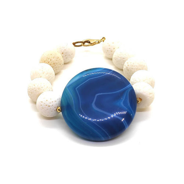 Βραχιόλι με φυσικό ακατέργαστο λευκό κοράλλι και μεγάλο μπλε αχάτη. - ημιπολύτιμες πέτρες, αχάτης, κοράλλι, επιχρυσωμένα, σταθερά - 2