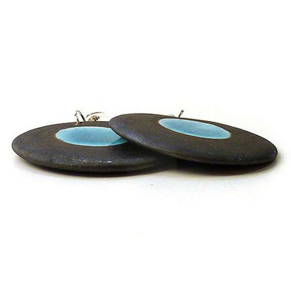 Στρογγυλά σκουλαρίκια δίσκοι σε τυρκουάζ-μαύρο από πορσελάνη με ασημένιους γάντζους - ασήμι, γεωμετρικά σχέδια, πορσελάνη, minimal, κρεμαστά - 2