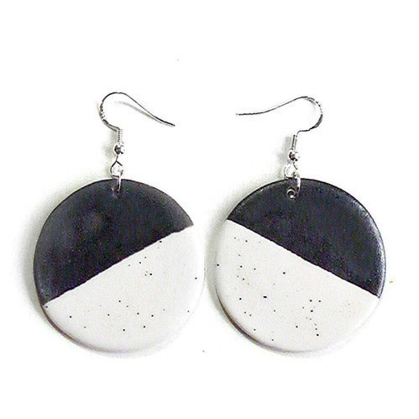 Στρογγυλά σκουλαρίκια δίσκοι σε λευκό-μαύρο από πορσελάνη με ασημένιους γάντζους - ασήμι, γεωμετρικά σχέδια, πορσελάνη, minimal, κρεμαστά