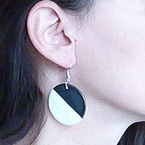 Στρογγυλά σκουλαρίκια δίσκοι σε λευκό-μαύρο από πορσελάνη με ασημένιους γάντζους - ασήμι, γεωμετρικά σχέδια, πορσελάνη, minimal, κρεμαστά - 3