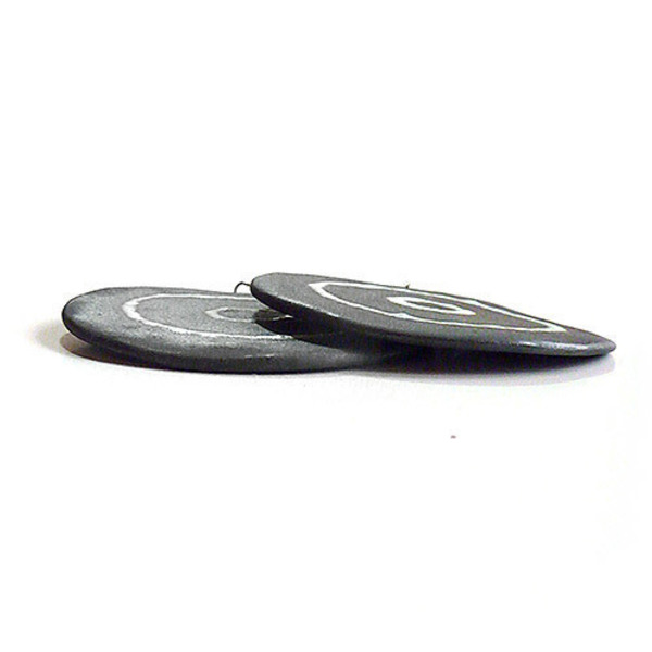 Στρογγυλά μεγάλα σκουλαρίκια δίσκοι σε λευκό-μαύρο από πορσελάνη με ασημένιους γάντζους - ασήμι, γεωμετρικά σχέδια, πορσελάνη, minimal, κρεμαστά - 2