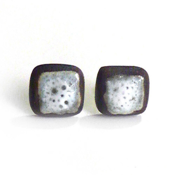 Μικρά τετράγωνα καρφωτά σκουλαρίκια σε λευκό-μαύρο από πορσελάνη με ασημένιο κούμπωμα - ασήμι, γεωμετρικά σχέδια, πορσελάνη, minimal, καρφωτά