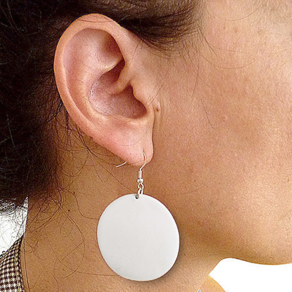 Στρογγυλά σκουλαρίκια δίσκοι σε λευκό από πορσελάνη με ασημένιους γάντζους - ασήμι, γεωμετρικά σχέδια, πορσελάνη, minimal, κρεμαστά - 4
