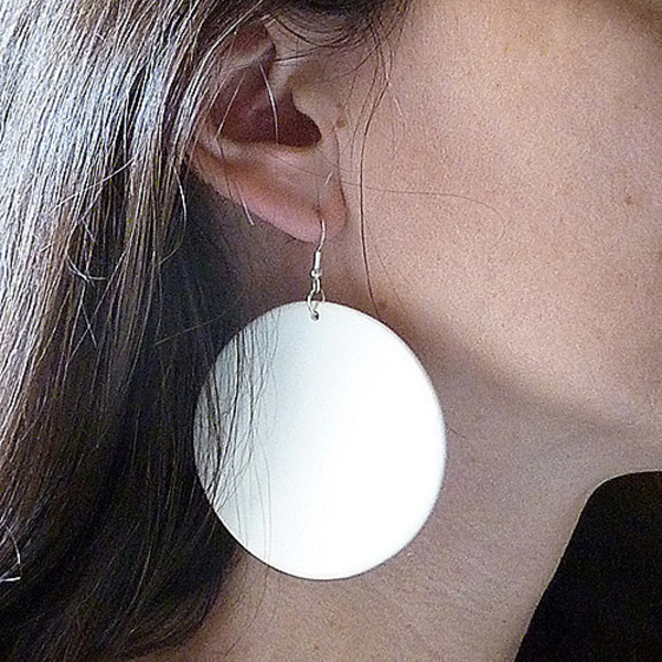 Στρογγυλά μεγάλα σκουλαρίκια δίσκοι σε λευκό από πορσελάνη με ασημένιους γάντζους - ασήμι, γεωμετρικά σχέδια, πορσελάνη, minimal, κρεμαστά - 4