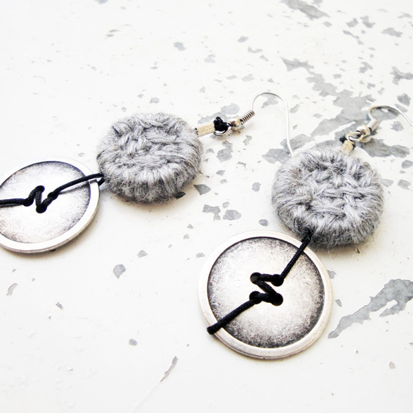 Μακριά string art σκουλαρίκια με μεταλλικά κουμπιά σε γκρι - γυναικεία, γεωμετρικά σχέδια, μακριά, κρεμαστά