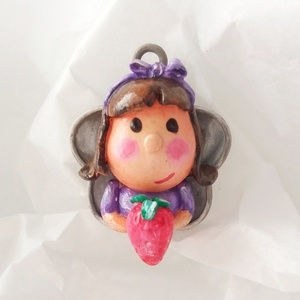 Charm κορίτσι με φράουλα - charms, κολιέ, κρεμαστά, μινιατούρες φιγούρες, υλικά κοσμημάτων - 2
