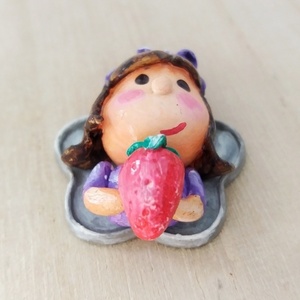 Charm κορίτσι με φράουλα - charms, κολιέ, κρεμαστά, μινιατούρες φιγούρες, υλικά κοσμημάτων - 3