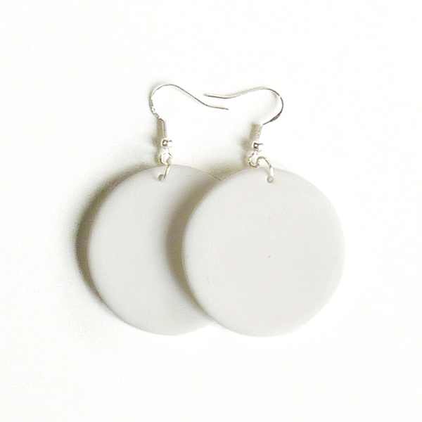 Στρογγυλά σκουλαρίκια δίσκοι σε λευκό από πορσελάνη με ασημένιους γάντζους - ασήμι, γεωμετρικά σχέδια, πορσελάνη, minimal, κρεμαστά