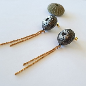 Urchin Chain Earrings-Ασημένια Σκουλαρίκια Αχινός με Αλυσίδα - ασήμι, αλυσίδες, καλοκαιρινό, επιχρυσωμένα, ασήμι 925, κοχύλι, χειροποίητα σκουλαρίκια με πέρλε, θάλασσα, μακριά - 2
