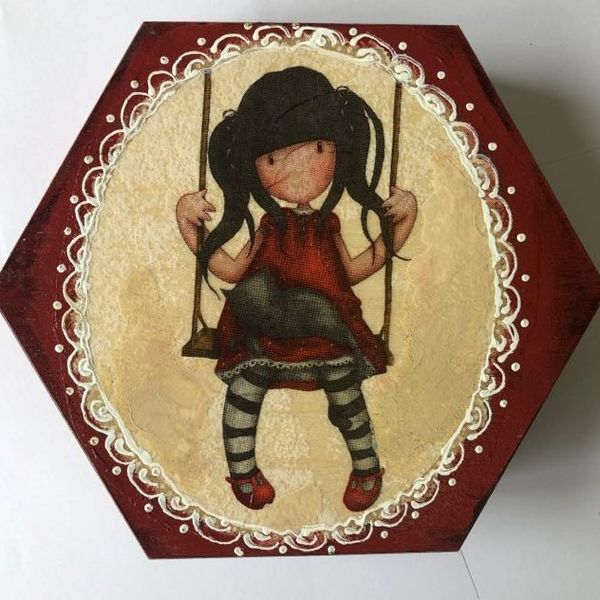 Ξύλινο πολύγωνο κουτί με κοριτσάκι σε κούνια. - ξύλο, κορίτσι, κουτί, οργάνωση & αποθήκευση
