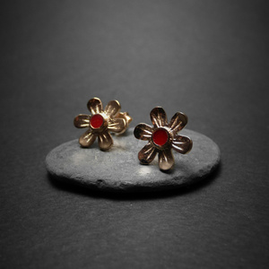 "Daisy Earrings" - Χειροποίητα επίχρυσα σκουλαρίκια λουλούδια με σμάλτο! - επιχρυσωμένα, σμάλτος, λουλούδια, λουλούδι, καρφωτά, μικρά, φθηνά - 2