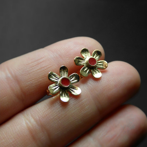 "Daisy Earrings" - Χειροποίητα επίχρυσα σκουλαρίκια λουλούδια με σμάλτο! - επιχρυσωμένα, σμάλτος, λουλούδια, λουλούδι, καρφωτά, μικρά, φθηνά - 3