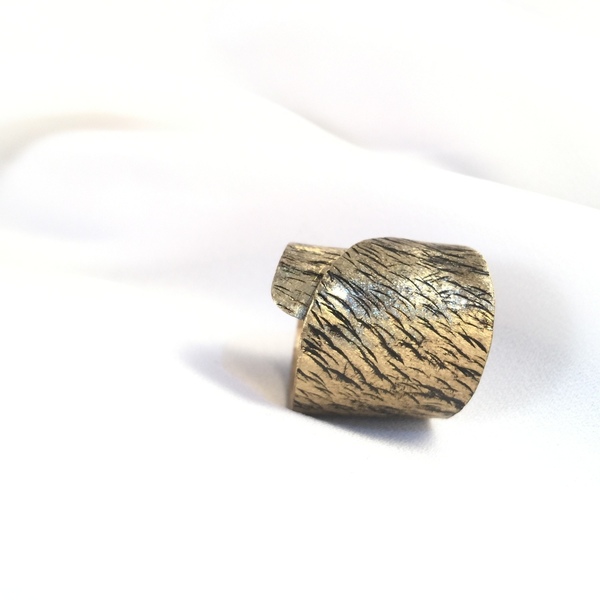 Abstract hammered gold and black ring-Σφυρήλατο δαχτυλίδι σε 'αφηρημένο' σχέδιο ... - ιδιαίτερο, ορείχαλκος, σφυρήλατο, μεγάλα - 3