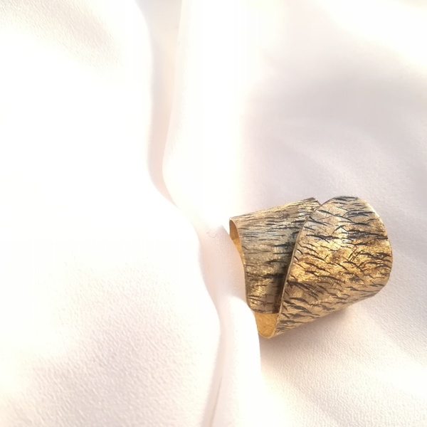 Abstract hammered gold and black ring-Σφυρήλατο δαχτυλίδι σε 'αφηρημένο' σχέδιο ... - ιδιαίτερο, ορείχαλκος, σφυρήλατο, μεγάλα - 4