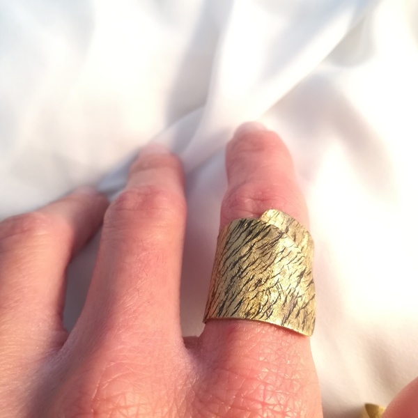Abstract hammered gold and black ring-Σφυρήλατο δαχτυλίδι σε 'αφηρημένο' σχέδιο ... - ιδιαίτερο, ορείχαλκος, σφυρήλατο, μεγάλα - 5