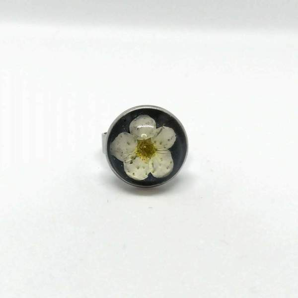Δαχτυλίδι από ατσάλι με αποξηραμένο άσπρο λουλούδι - αυξομειούμενα, φθηνά