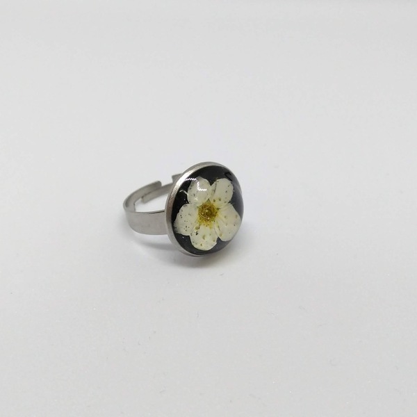 Δαχτυλίδι από ατσάλι με αποξηραμένο άσπρο λουλούδι - αυξομειούμενα, φθηνά - 2