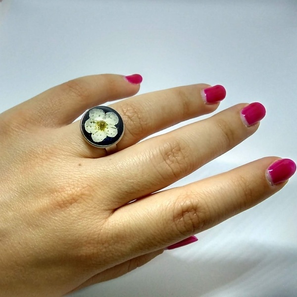 Δαχτυλίδι από ατσάλι με αποξηραμένο άσπρο λουλούδι - αυξομειούμενα, φθηνά - 3