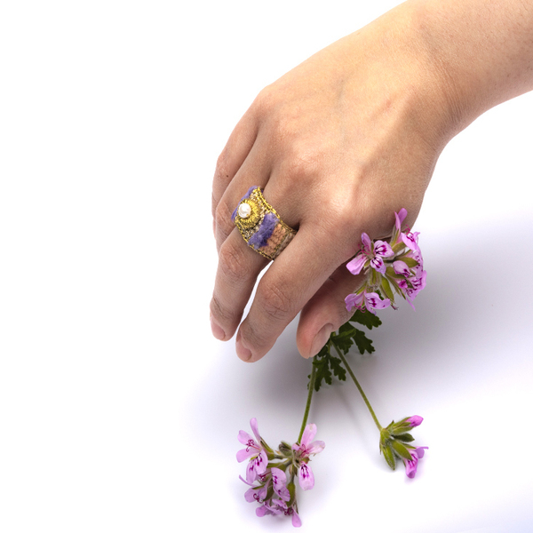 ATHINA MAILI - Υφαντό δαχτυλίδι με μαργαριτάρι και χρυσοκλωστή - μαργαριτάρι, νήμα, υφαντά, boho - 3