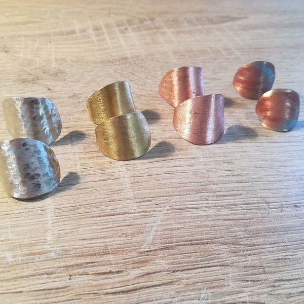 Simply chic oxidized bronze metal earrings-Απλά και σικ σκουλαρίκια σε χρυσό από οξειδωμένο ορείχαλκο... - chic, ιδιαίτερο, ορείχαλκος, καρφωτά - 5