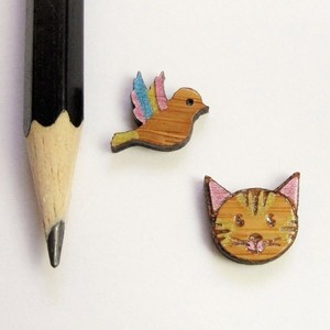 "Γάτα και πουλάκι!" - Καρφωτα σκουλαρίκια από ξύλο 1,3 εκ. ζωγραφισμένα στο χέρι, βάση ατσάλι - κορίτσι, δώρο, καθημερινό, καρφωτά, ξύλινα κοσμήματα - 4