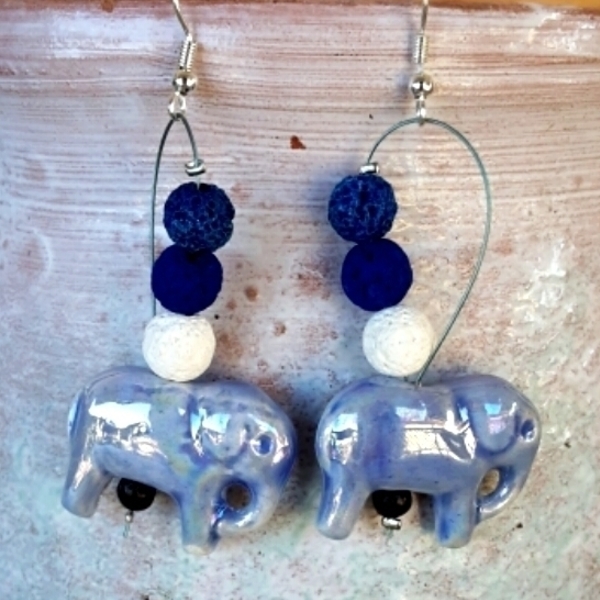 Σκουλαρίκια με γαλάζιο ελεφαντάκι και χάντρες από ηφαιστειακή λάβα. - ελεφαντάκι, κρεμαστά