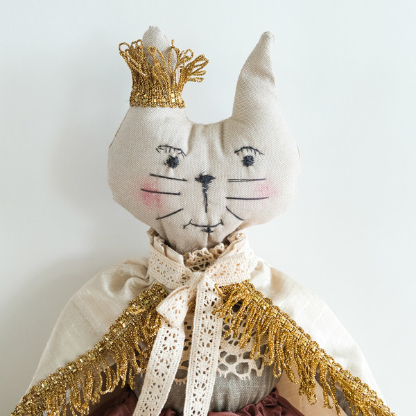 Γάτα υφασμάτινη κούκλα ντυμένη πριγκηπισα με κάπα και στεμα - λούτρινα
