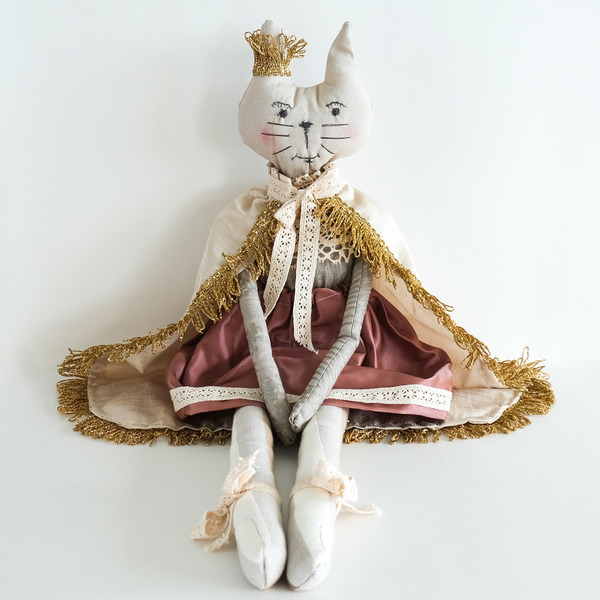 Γάτα υφασμάτινη κούκλα ντυμένη πριγκηπισα με κάπα και στεμα - λούτρινα - 2