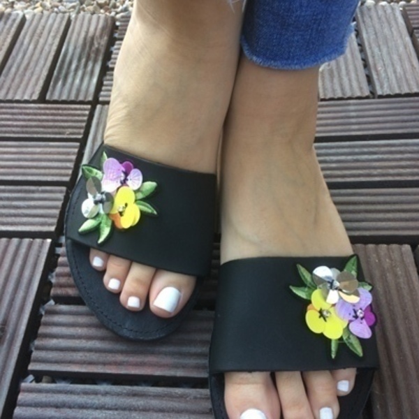 Μαύρα δερμάτινα σανδάλια με λουλούδια - δέρμα, λουλούδια, χειροποίητα, φλατ, slides - 2