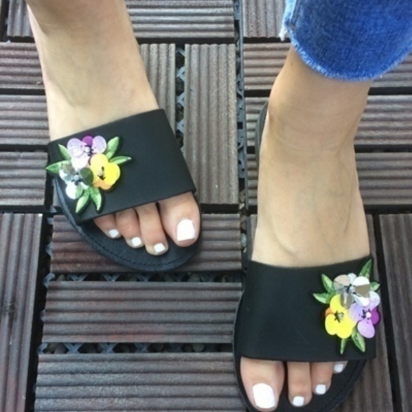 Μαύρα δερμάτινα σανδάλια με λουλούδια - δέρμα, λουλούδια, χειροποίητα, φλατ, slides - 4