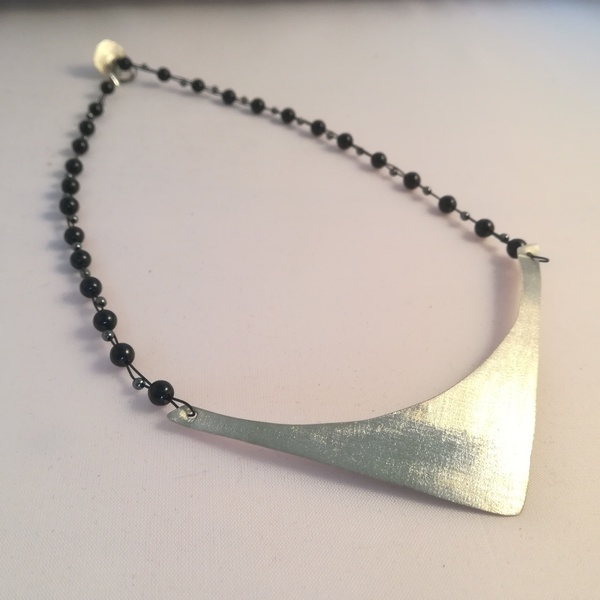 Triangle choker necklace with hematite and glass beads-Τσόκερ τριγωνικό με αιματίτη και γυάλινες πέτρες - ιδιαίτερο, αλπακάς, χειροποίητα, χάντρες, κοντά