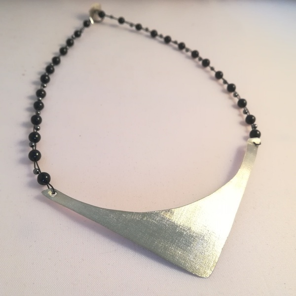 Triangle choker necklace with hematite and glass beads-Τσόκερ τριγωνικό με αιματίτη και γυάλινες πέτρες - ιδιαίτερο, αλπακάς, χειροποίητα, χάντρες, κοντά - 2