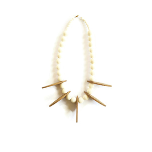 Χειροποίητο κολιέ "Wooden petal white coral necklace". - ημιπολύτιμες πέτρες, ξύλο, ασήμι 925, κοντά, Black Friday, επιχρυσωμένο στοιχείο