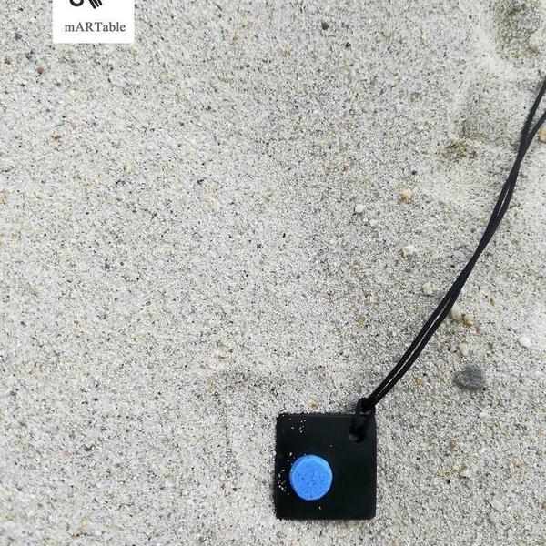 Κρεμαστό τετράγωνο μαύρο με μπλε μπίλια από Ελληνικό μάρμαρο και γρανίτη - ημιπολύτιμες πέτρες, charms - 2