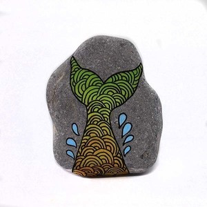Ψαροουρά ζωγραφισμένη σε φυσική πέτρα θαλάσσης - πέτρα, διακόσμηση, διακοσμητικές πέτρες