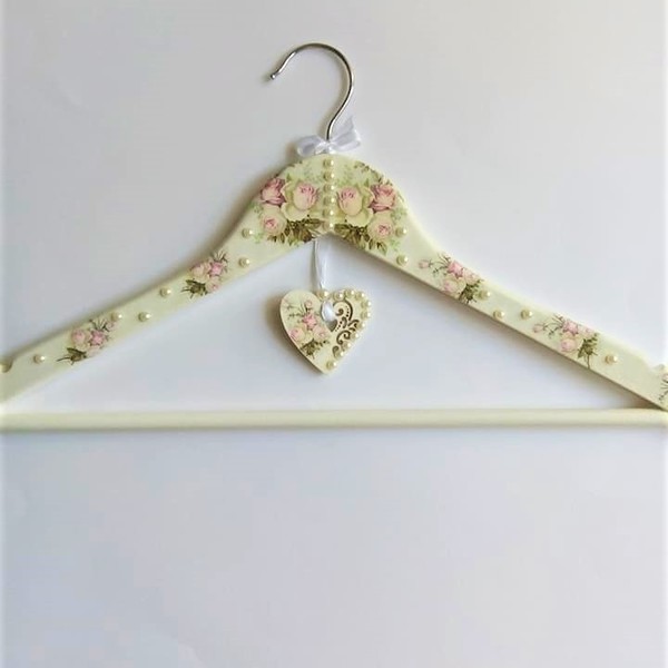 Ξυλινη κρεμαστρα νυφης σε χρώμα ιβουάρ με τεχνική decoupage+περλες - ξύλο, vintage, χειροποίητα, δώρα γάμου, πέρλες - 4