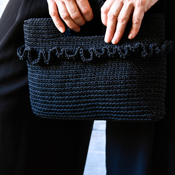 Μικρή μαύρη πλεκτή τσάντα tote με βολάν - crochet, χειροποίητα, απαραίτητα καλοκαιρινά αξεσουάρ, χειρός, πλεκτές τσάντες, μικρές, φθηνές - 2