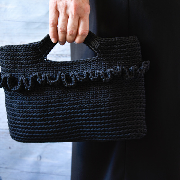 Μικρή μαύρη πλεκτή τσάντα tote με βολάν - crochet, χειροποίητα, απαραίτητα καλοκαιρινά αξεσουάρ, χειρός, πλεκτές τσάντες, μικρές, φθηνές - 4