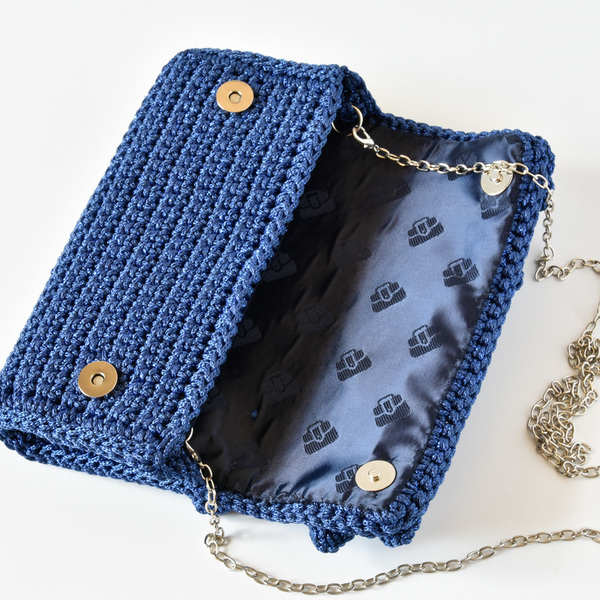 Χειροποίητο πλεκτό μπλε ρουά μεταλλικό clutch με βολάν - φάκελοι, crochet, χειροποίητα, Black Friday, πλεκτές τσάντες, βραδινές - 3