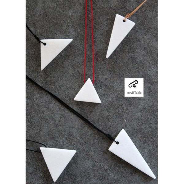 Κρεμαστό τρίγωνο λευκό από Μάρμαρο Θάσου και μαύρο κορδόνι ρυθμιζόμενο - ημιπολύτιμες πέτρες, γεωμετρικά σχέδια, χειροποίητα - 3