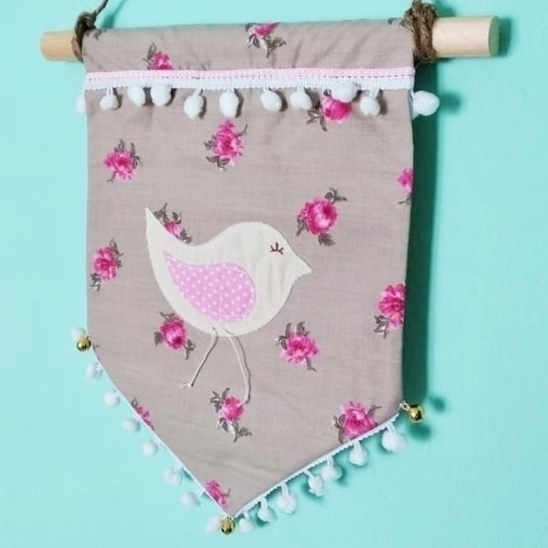 Banner με ξύλινη βέργα πουλάκι - ύφασμα, κορίτσι, γιρλάντες, πουλάκι, δώρο γέννησης