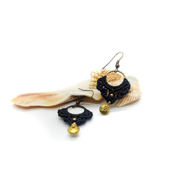 Black Charm Earrings | Μαύρα Macrame Κρεμαστά Boho Σκουλαρίκια - μακραμέ, μακριά, boho, μπρούντζος, κρεμαστά