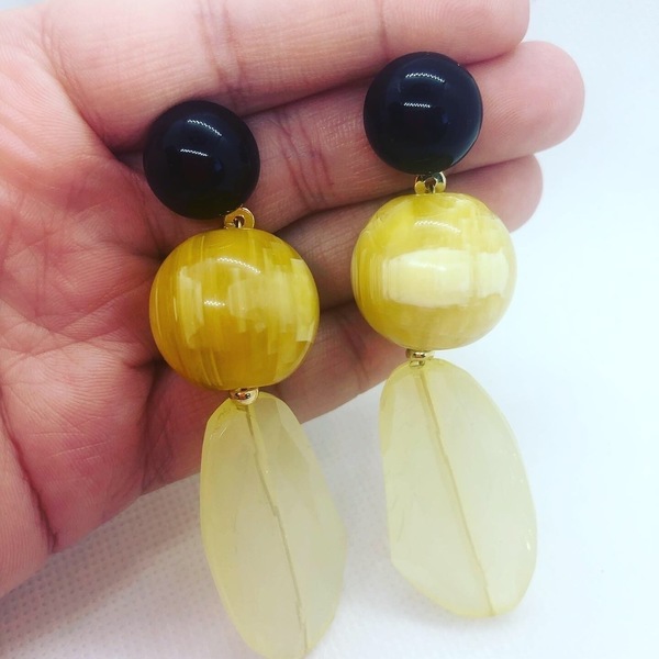 Καρφωτά σκουλαρίκια με μεγάλες κίτρινες χάντρες - πέτρες, μαύρα, plexi glass, κρεμαστά, μεγάλα - 2