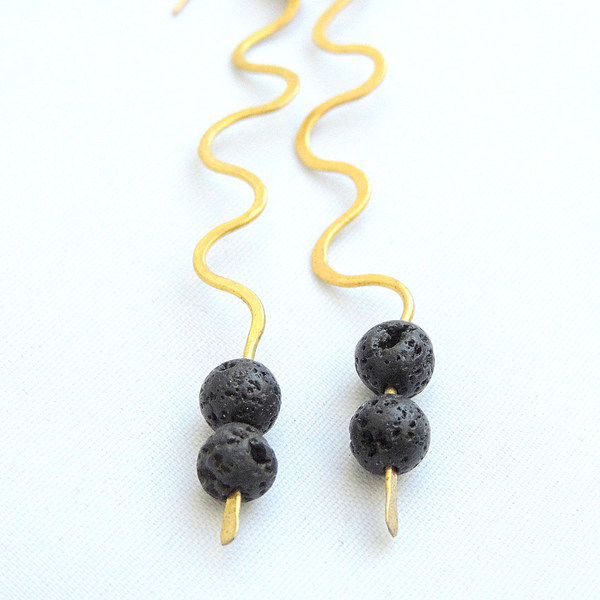 Κυματιστά σκουλαρίκια από ορείχαλκο και μαύρη λάβα. - ορείχαλκος, πέτρες, μακριά, κρεμαστά, faux bijoux - 2