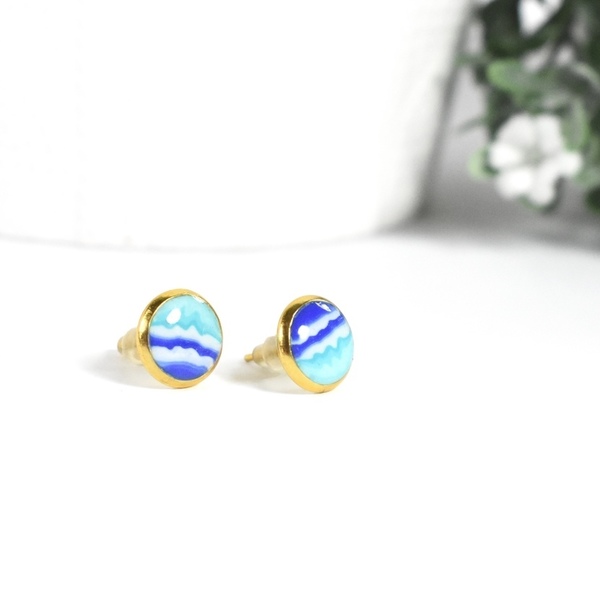 Καρφωτά σκουλαρίκια με πηλό και υγρό γυαλί | Waves - γυαλί, επιχρυσωμένα, minimal, καρφωτά - 2